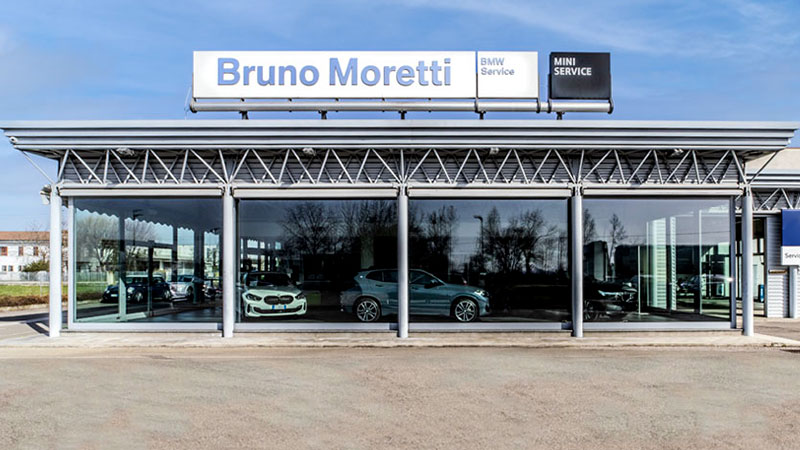 Vediamo la facciata esterna del centro service Moretti Bruno
